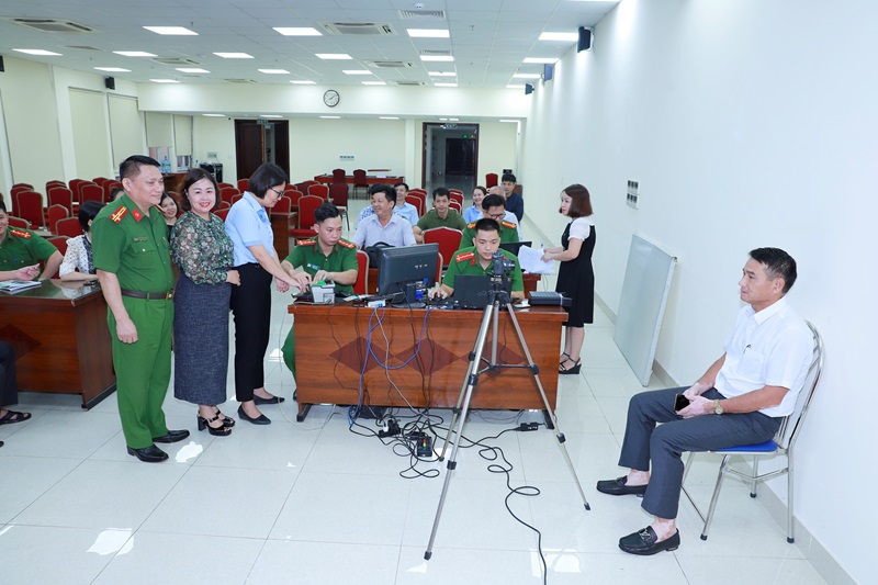 Công an quận Hồng Bàng tổ chức tiếp nhận, cấp Căn cước lưu động tại UBND quận